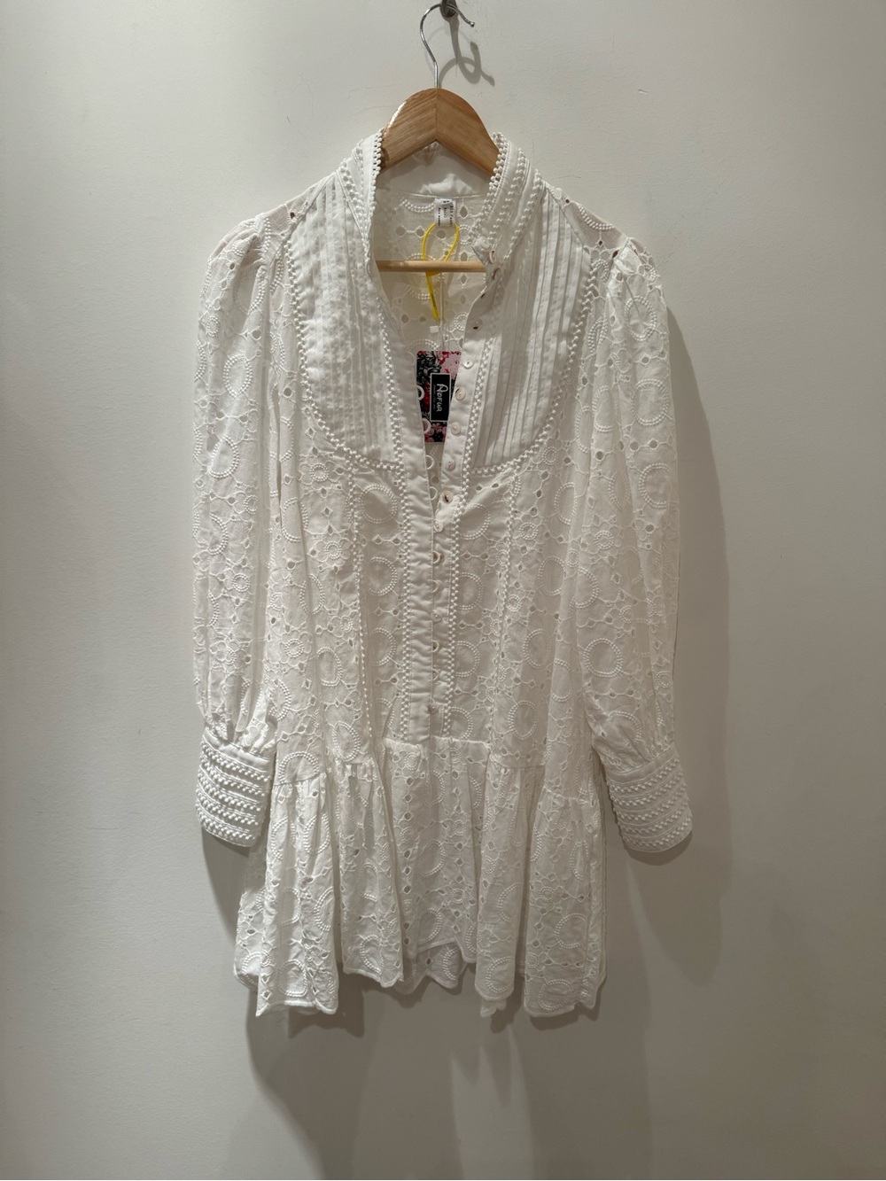 Aofur white long sleeve boho dress. 
Size XS. (Seems like a 4)
95% cotton.
